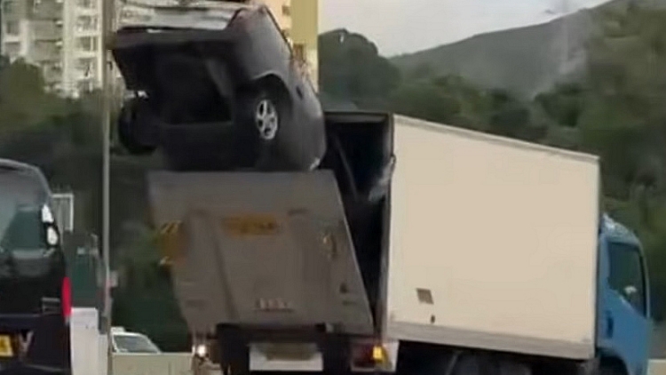 有片丨元朗貨車尾板半開(kāi)運(yùn)送私家車 警方票控司機(jī)駕駛危險(xiǎn)車輛