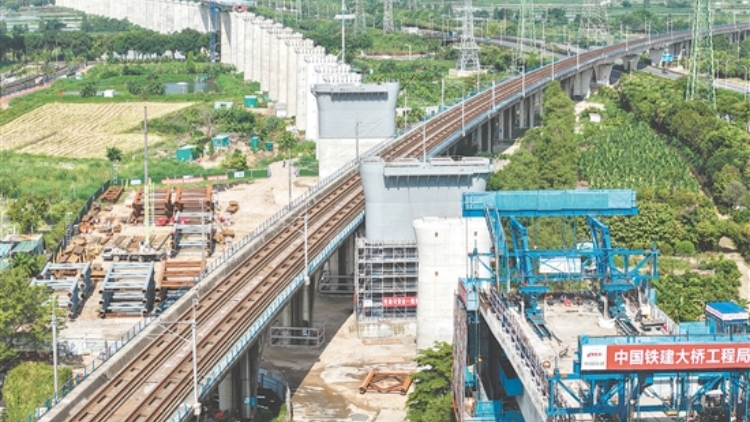 深江高鐵全線首個鋼墩柱安裝完成