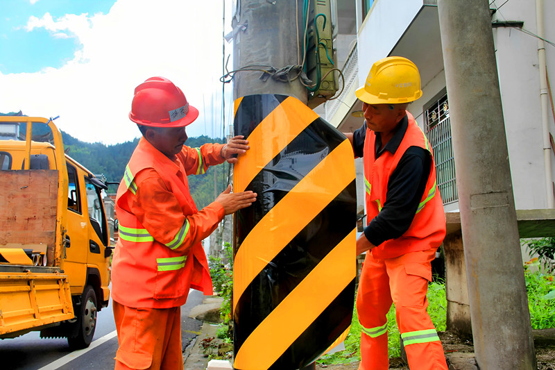 皖休寧公路：推進(jìn)電線桿立面標(biāo)記全面整改