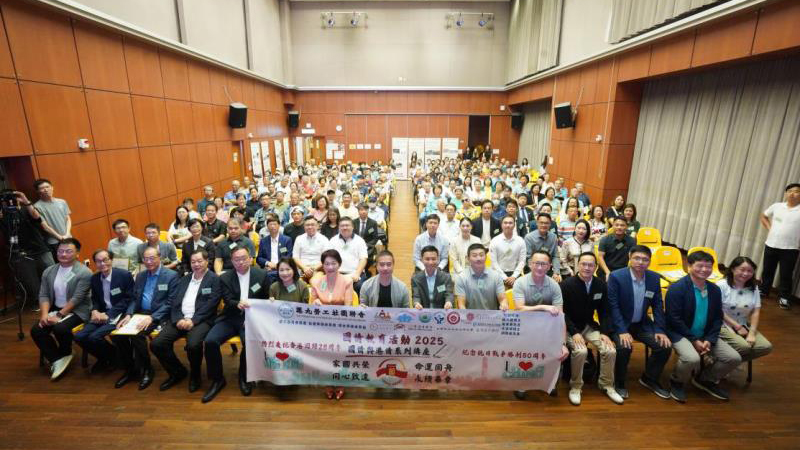 千人修讀國(guó)情班 西貢烈士紀(jì)念碑獻(xiàn)花