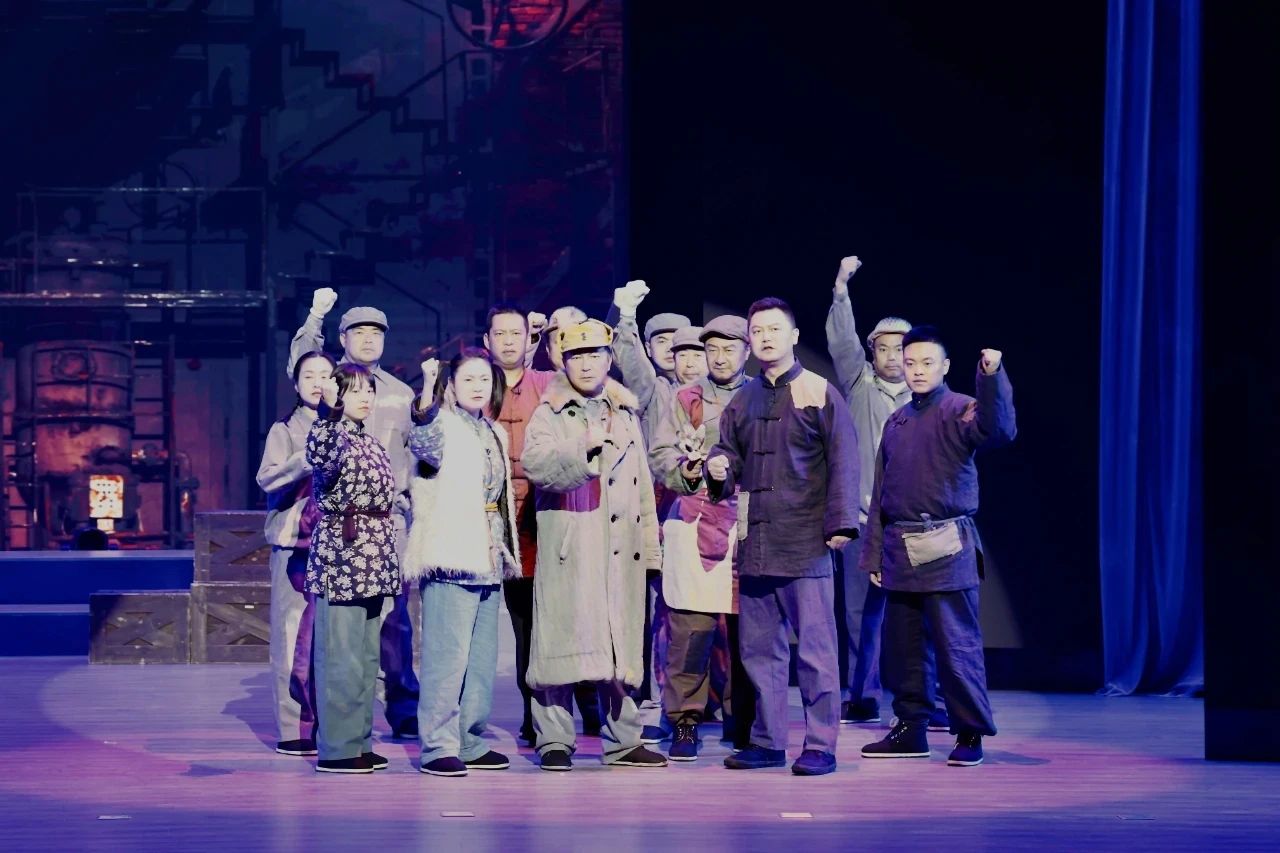 原創(chuàng)話劇《燃燒的旋律·咱們工人有力量》在黑龍江寶清上演