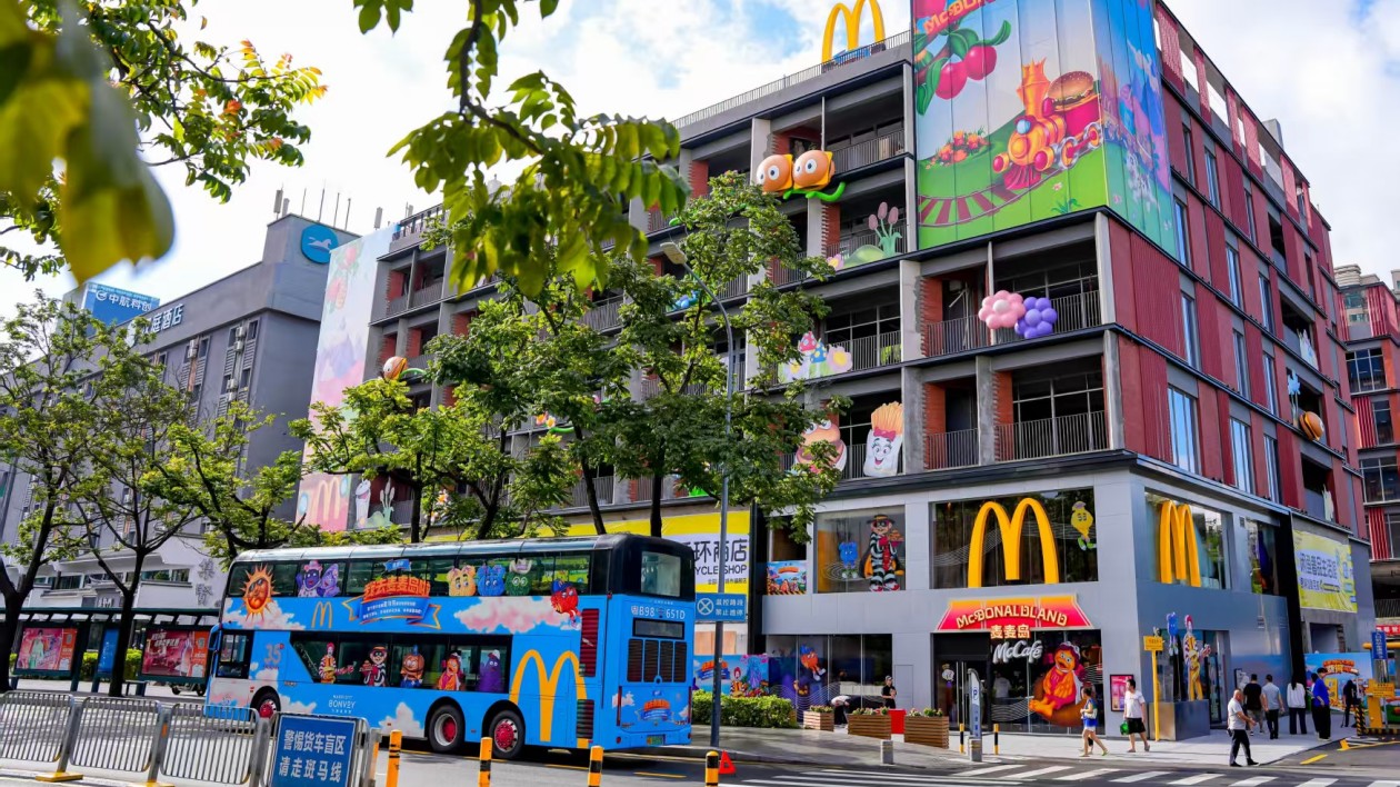 麥當(dāng)勞「我去麥麥島啦」主題活動(dòng)全國(guó)啟幕深圳以海濱場(chǎng)景解鎖體驗(yàn)式消費(fèi)新地標(biāo)