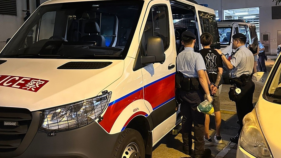 警方啟德截查毒品快餐車 拘2男女 檢值7800元依托咪酯