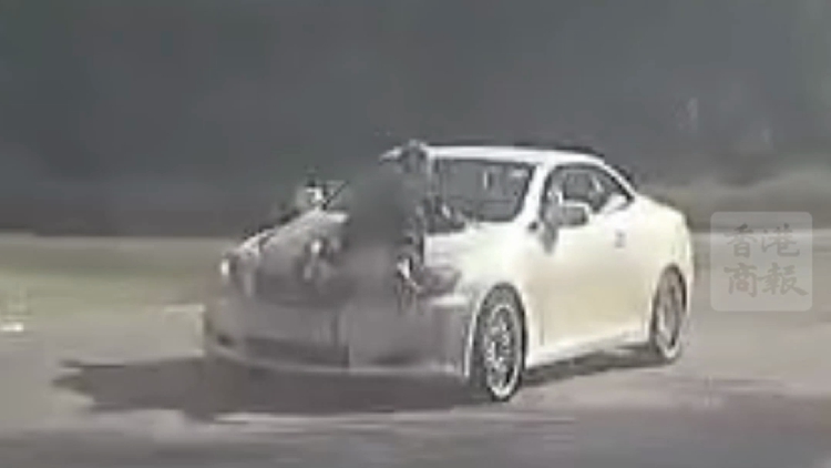 有片｜超危險！黑衣人趴在高速行駛汽車車頭