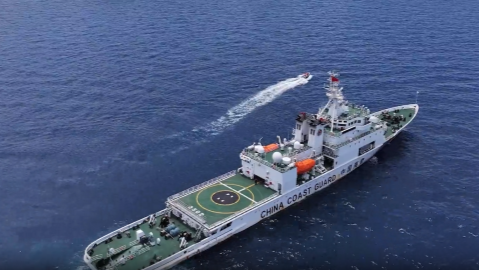 中國海警局回應(yīng)菲船隻侵闖黃巖島附近海域：依法採取必要措施驅(qū)離