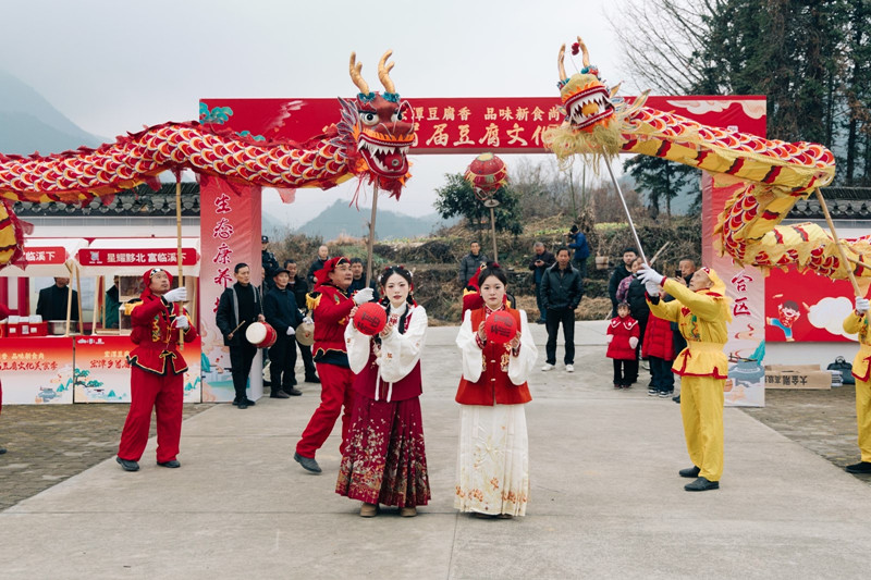 宏潭龍獅燈會創(chuàng)新傳承  皖黟縣非遺「火種」點亮振興路