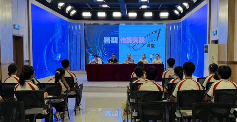 皖休寧縣融媒體中心：把鏡頭當(dāng)課桌 把採訪當(dāng)課堂