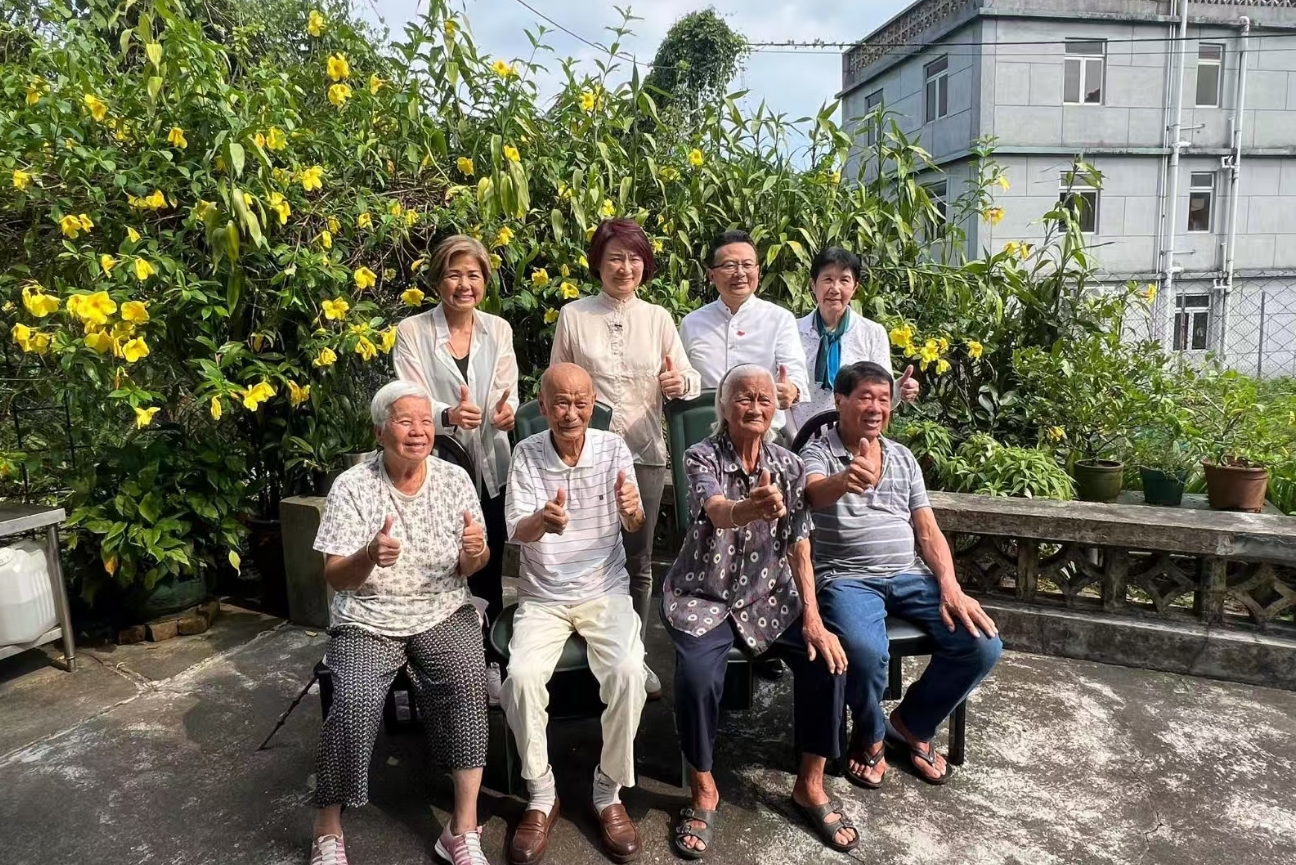 李慧瓊陳勇一行到烏蛟騰村探望抗日烈屬及老戰(zhàn)士遺屬