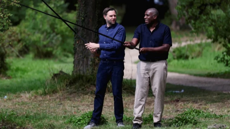 陪美副總統(tǒng)無(wú)證釣魚(yú) 英外交大臣主動(dòng)道歉