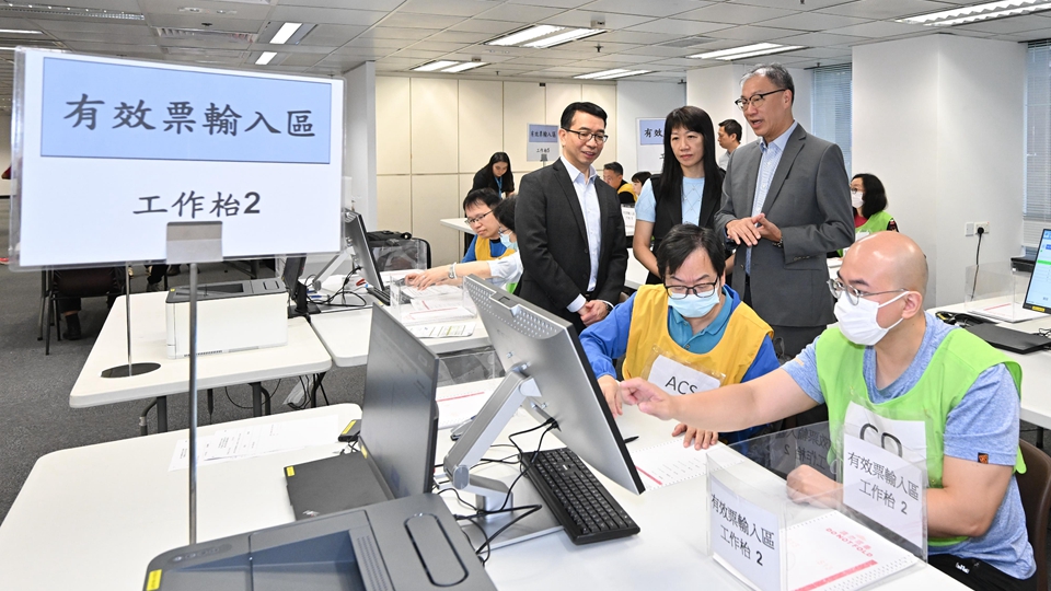 選管會(huì)主席陸啟康視察選委會(huì)補(bǔ)選中央點(diǎn)票站工作人員實(shí)習(xí)訓(xùn)練