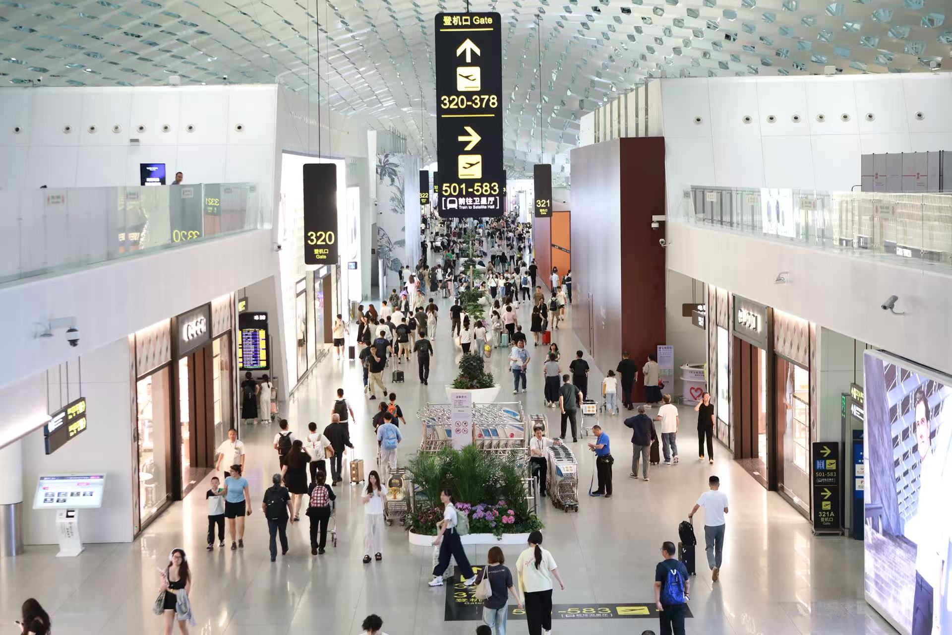 深圳機(jī)場(chǎng)7月國(guó)際及地區(qū)客流量超53萬(wàn)人次