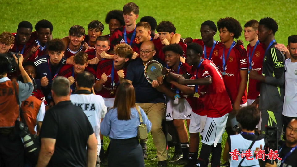 有片｜互射12碼負(fù)曼聯(lián)U16 超青聯(lián)表現(xiàn)贏好評(píng) 譚志源上前鼓勵(lì)