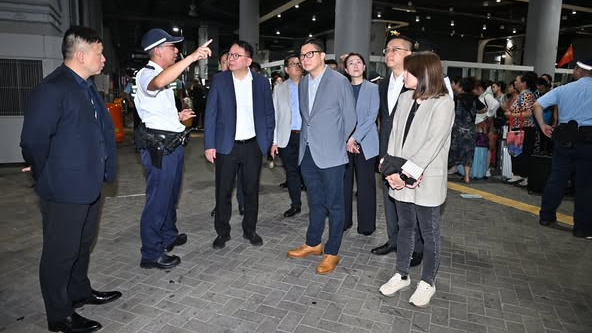 陳國基與鄧炳強(qiáng)視察香園圍口岸 確保通關(guān)流程暢順