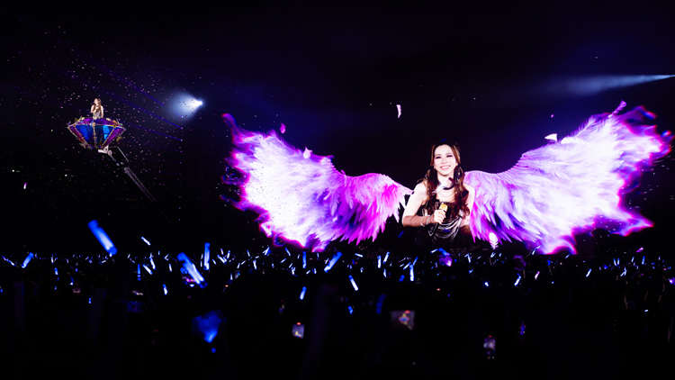 【娛樂(lè)】鄧紫棋相隔八年重返香港舞臺(tái) 首場(chǎng)演出大成功 憶起舊時(shí)感觸落淚