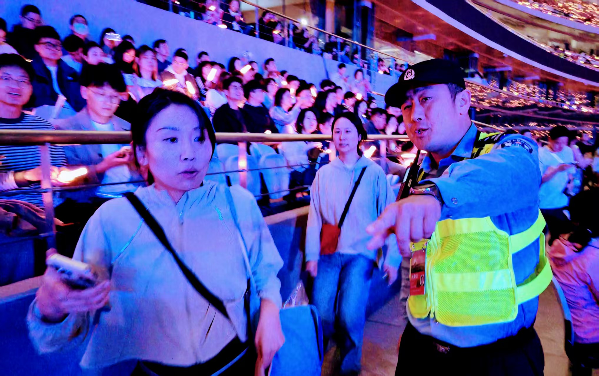 首設(shè)「家長等候區(qū)」！滬警方秩序與溫度並舉護航演唱會