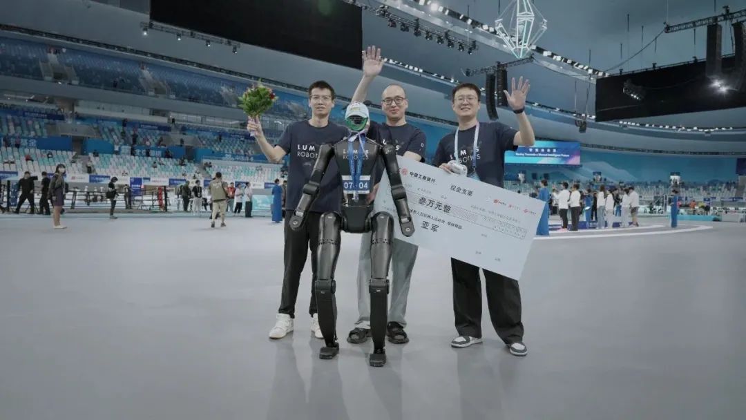 全球亞軍！深圳寶安這個機(jī)械人可實現(xiàn)「1秒彈射起身」