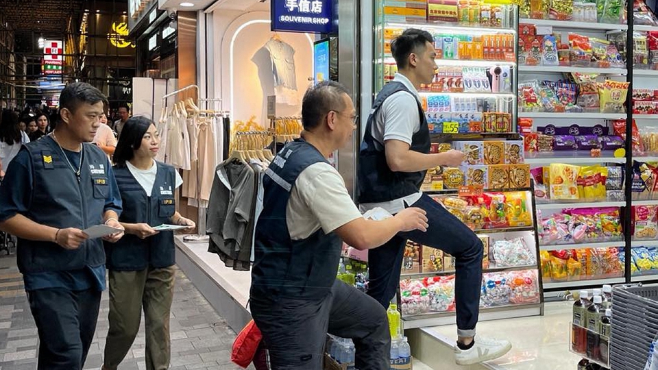 海關(guān)暑假巡查銅鑼灣、尖沙咀等地 提醒旅客購物時提高警覺