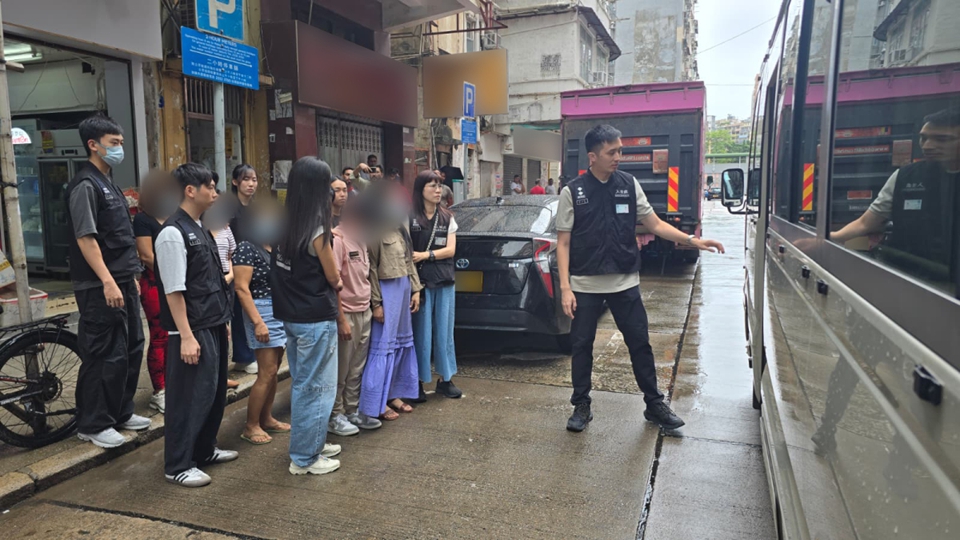 入境處深水埗唐樓拘捕6菲傭 涉網(wǎng)上自學(xué)整牙提供無牌牙醫(yī)服務(wù)　