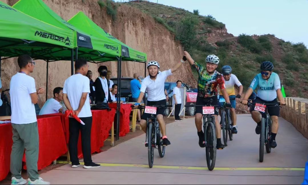 「冠雲(yún)牛肉·平遙古城第七屆山地自行車挑戰(zhàn)賽」在山西平遙開賽