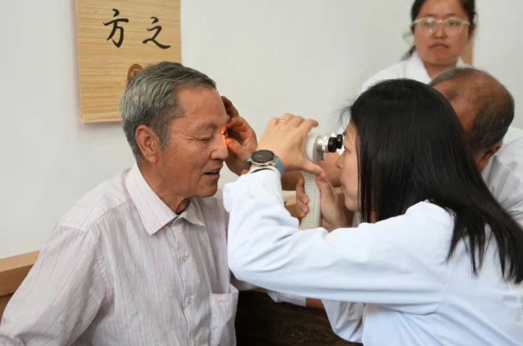 山西左權(quán)澤城村：兩代醫(yī)者夢 一脈杏林情