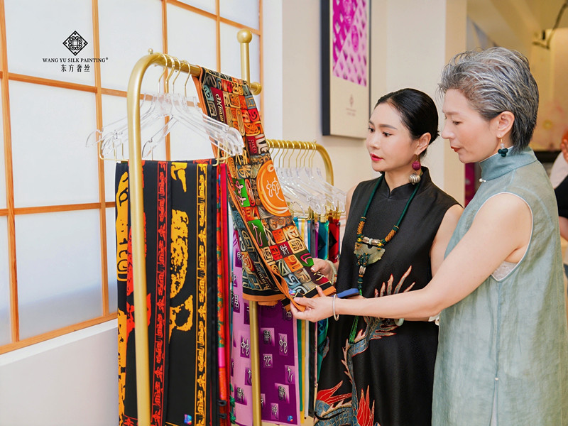 王雨：以一方絲巾 打開通向世界的美學(xué)花窗