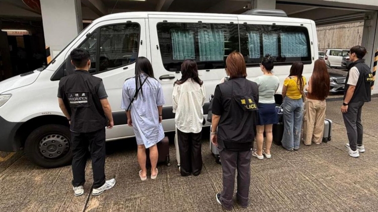 警方荃灣掃黃拘9名內(nèi)地女