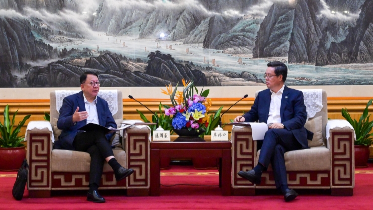 深圳市長(zhǎng)覃偉中會(huì)見(jiàn)香港政務(wù)司司長(zhǎng)陳國(guó)基