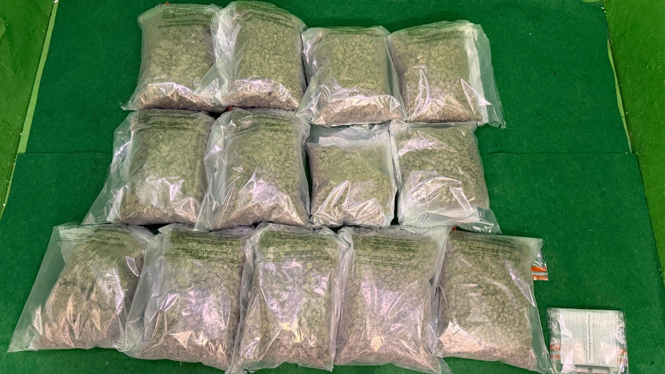 海關(guān)機(jī)場拘捕2名曼谷抵港男子 檢值440萬元懷疑大麻花