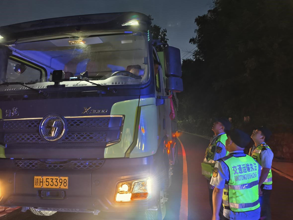 皖祁門縣：聯(lián)合執(zhí)法錯峰治超 築牢道路安全防線