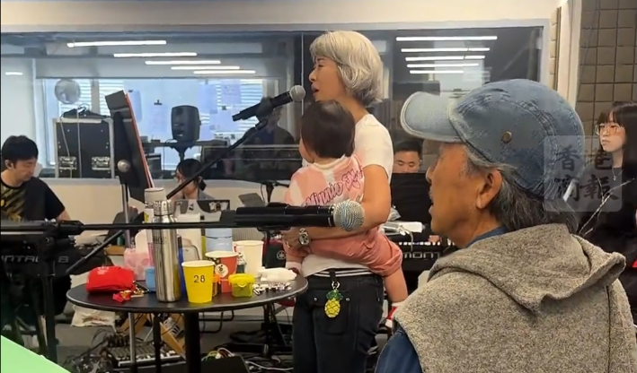 有片 | 林子祥孫女可愛現(xiàn)身探班 深得葉倩文歡心