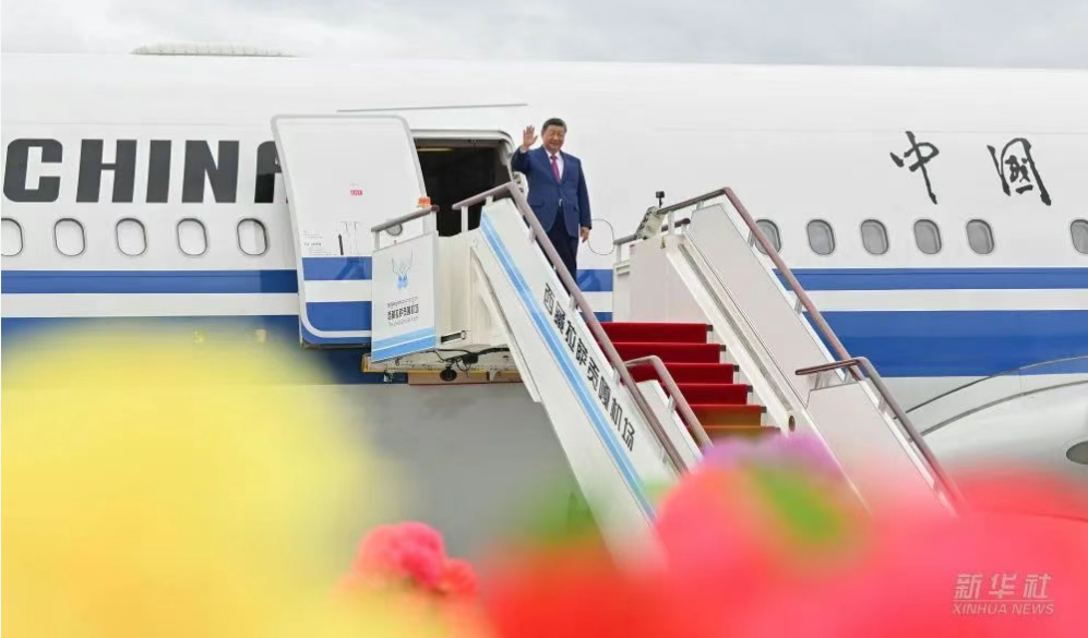 習(xí)近平率中央代表團(tuán)抵達(dá)拉薩出席西藏自治區(qū)成立60周年慶祝活動 