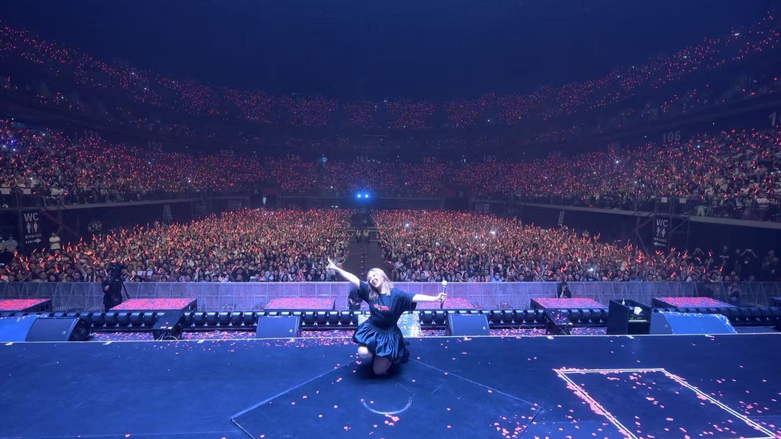 有片丨衛(wèi)蘭彿山演唱會 Encore「冷雨夜」寓意學會從容面對問題