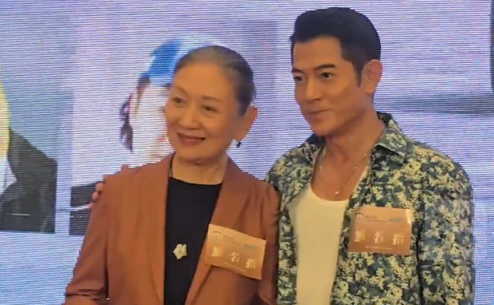 有片丨75歲鮑起靜 精神奕奕現(xiàn)身首映禮