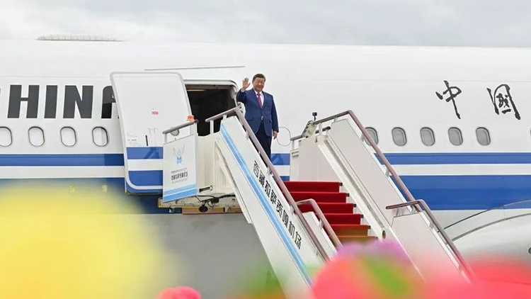 習近平率中央代表團抵達拉薩出席西藏自治區(qū)成立60周年慶祝活動 