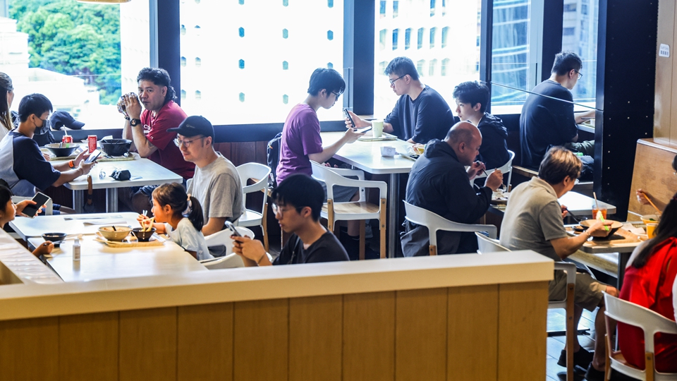 黃國促政府凍結(jié)並削減外勞名額