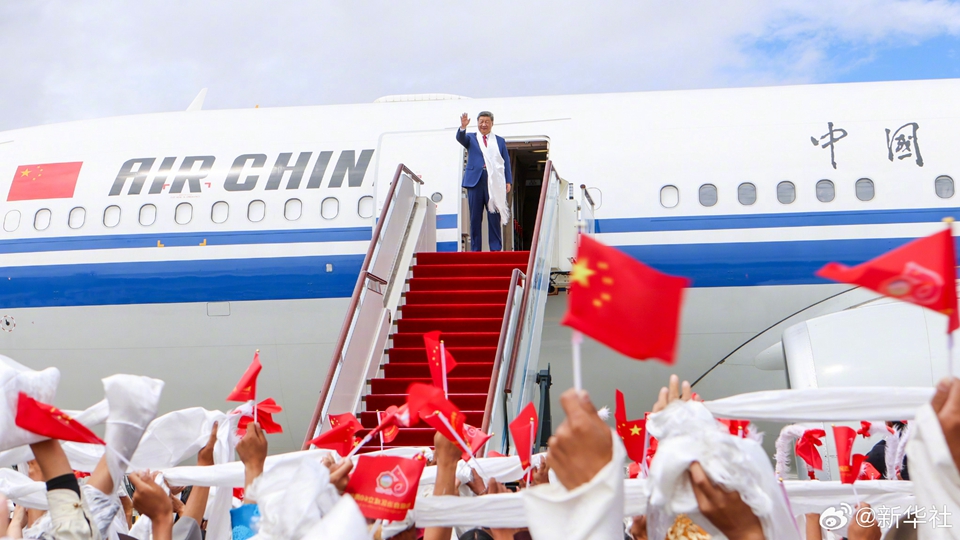 習(xí)近平在出席西藏自治區(qū)成立60周年慶?；顒?dòng)後返回北京