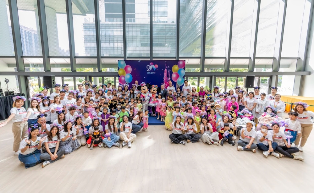 近百名小公主、小王子開20周年皇室派對 迪士尼魔法照亮香港兒童醫(yī)院 圓病童皇室夢