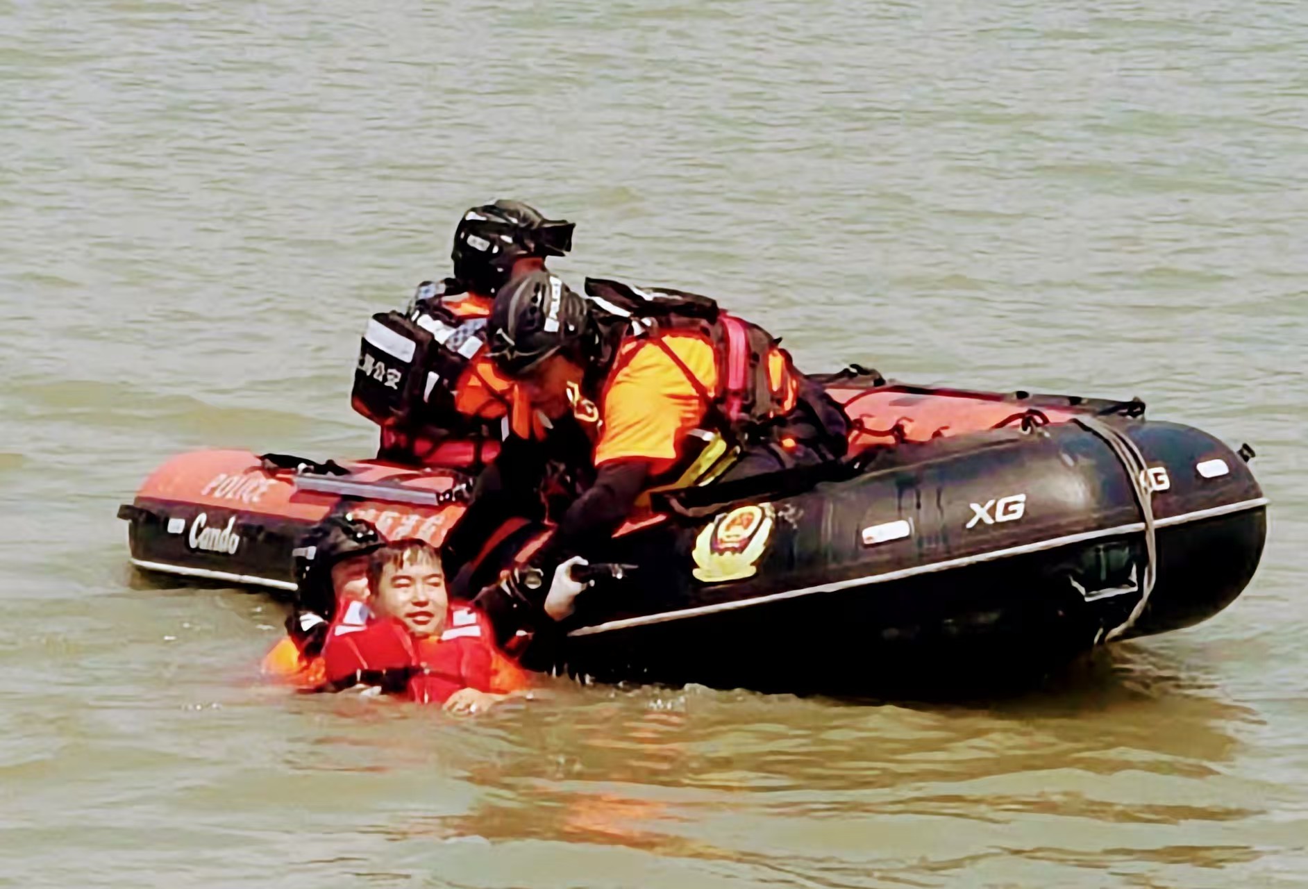 滬警方水上救援隊烈日下再展應(yīng)急高效處置能力