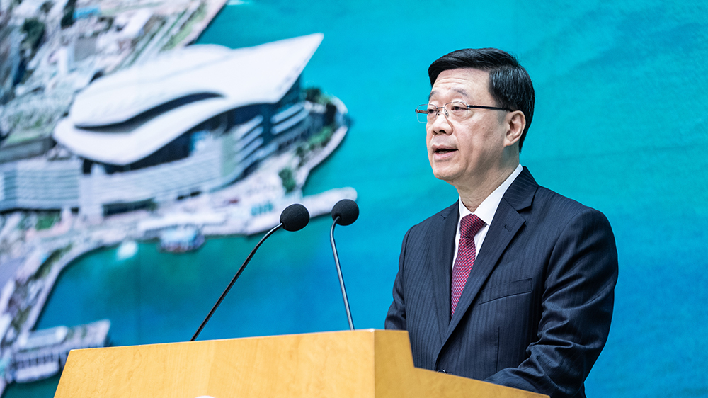 李家超開腔回應(yīng)樽裝水事件 物流署把關(guān)不力令人失望 支持三重行動查找不足