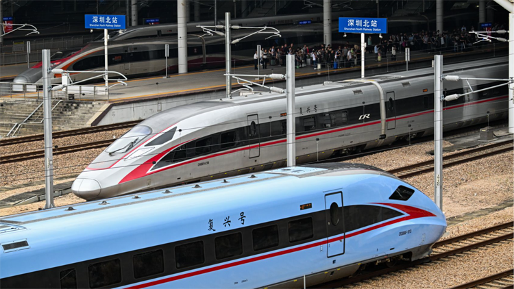 全國鐵路暑運(yùn)發(fā)送旅客破8億人次