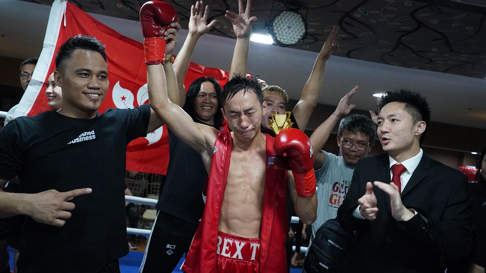有片｜第5回合KO對手 迎職業(yè)擂臺23連勝 曹星如喜極而泣