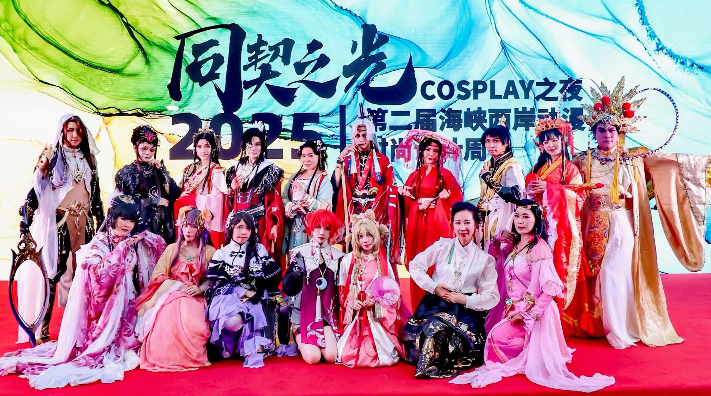 同契之光cosplay國(guó)漫之夜吸引市民遊客圍觀