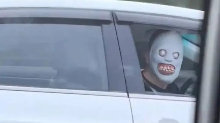 內(nèi)地高速有人戴恐怖面具嚇過(guò)路車？知情人：非主觀故意行為