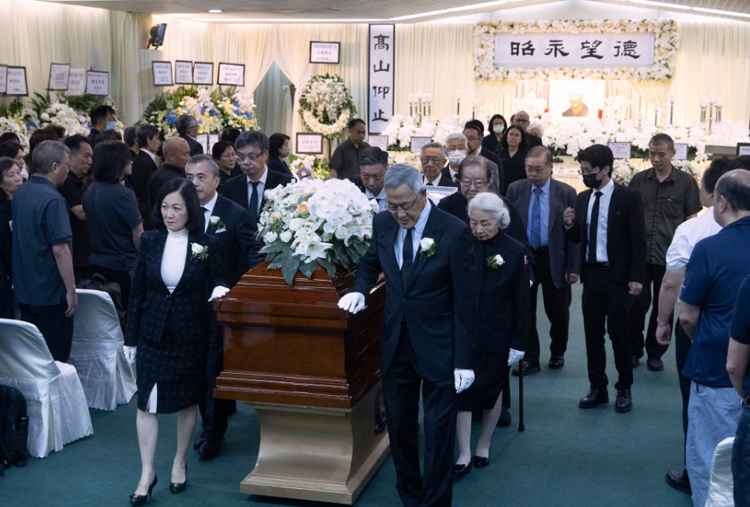 樹仁大學(xué)創(chuàng)校校監(jiān)胡鴻烈今出殯 葉劉淑儀等各界人士扶靈