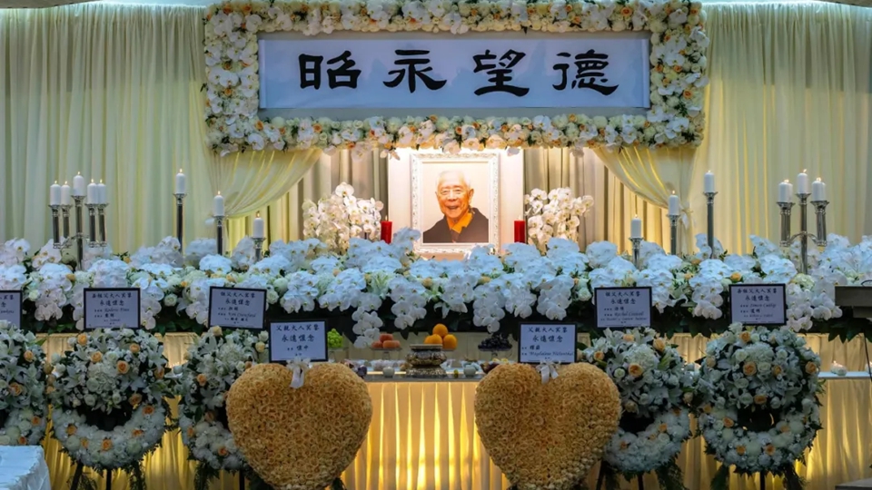 樹(shù)仁大學(xué)創(chuàng)校校監(jiān)胡鴻烈出殯 李家超致送花圈 多名政要到場(chǎng)弔唁