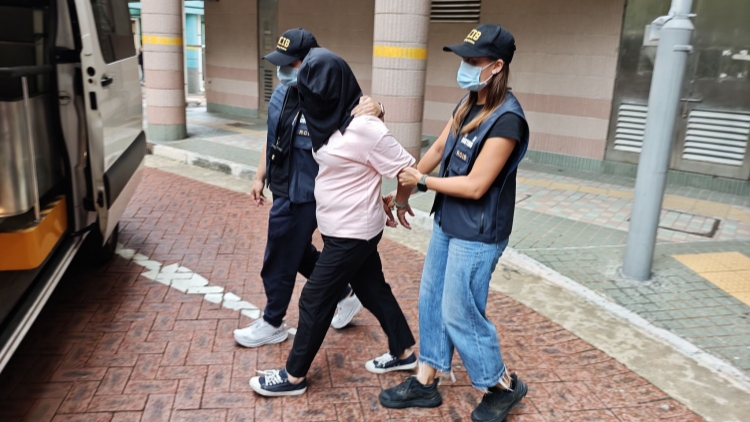 海關(guān)石硤尾破公屋私煙儲(chǔ)存?zhèn)} 拘六旬婦檢5.8萬元私煙