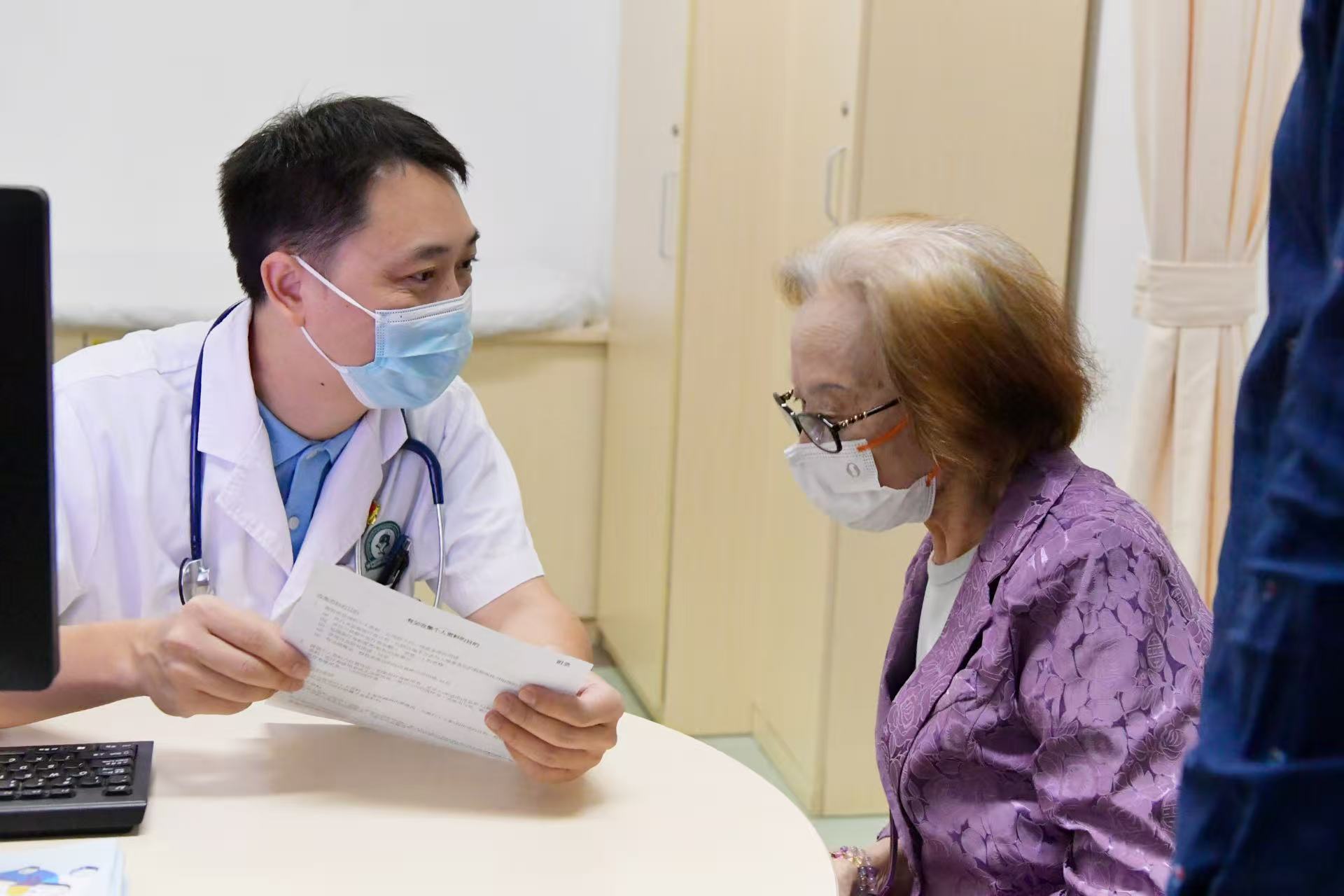 大灣區(qū)醫(yī)療融合再升級！     香港長者醫(yī)療券擴(kuò)至深圳6間醫(yī)療機(jī)構(gòu)