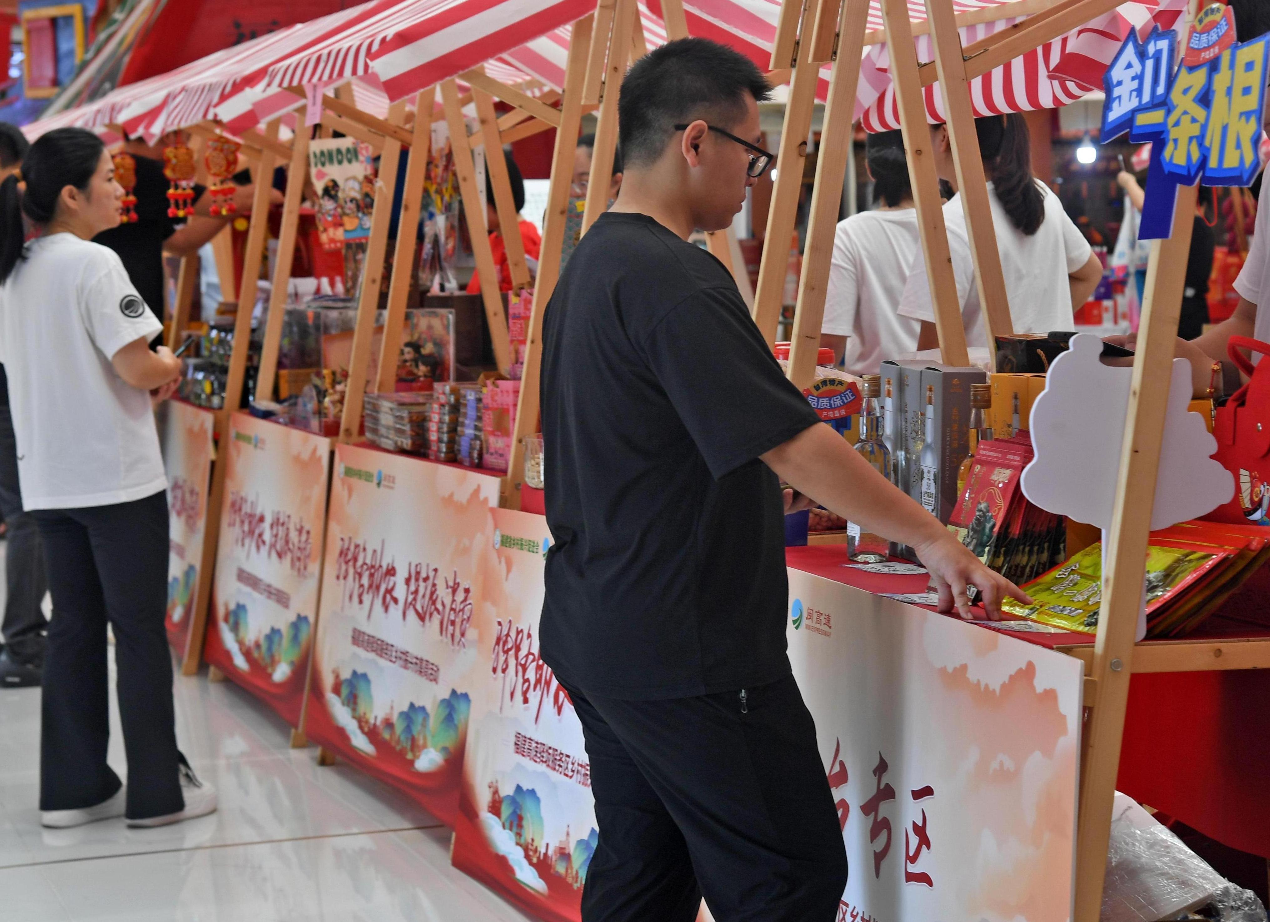 高速服務(wù)區(qū)變身鄉(xiāng)村大集 泉港驛坂鄉(xiāng)村振興市集火熱開鑼