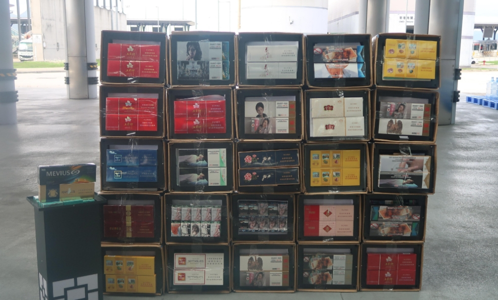 海關(guān)港珠澳大橋檢獲約62萬元懷疑私煙 拘捕56歲男司機(jī)