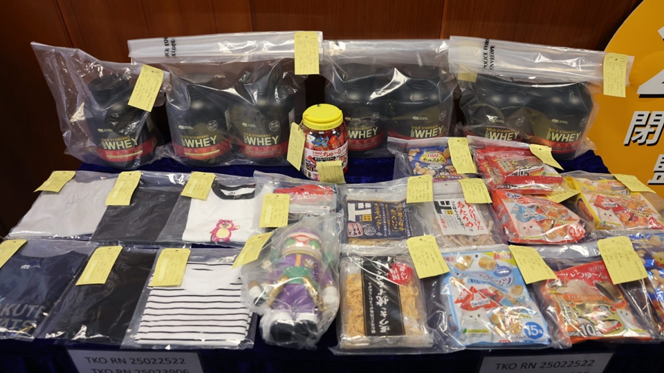 警方將軍澳打擊店舖盜竊 拘捕13人 涉8.6萬元貨品